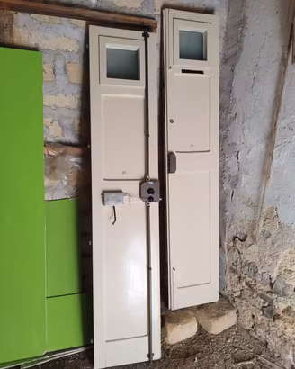 portone d'ingresso e finestrone con scure.