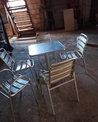 Tavolo e sedie per giardino