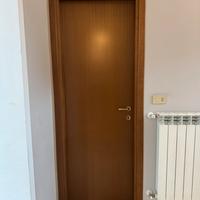 Porte color ciliegio con maniglia oro