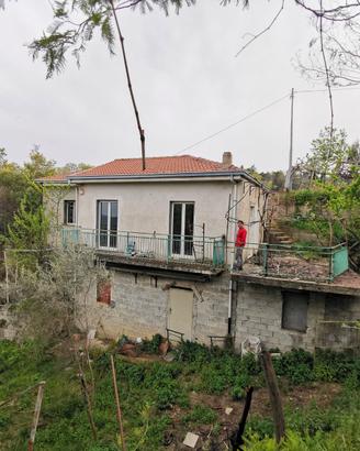 Appartamento 80 mq con terreno di c.ca 6800 mq