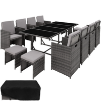 Tavolo in rattan con poltroncine e sgabelli