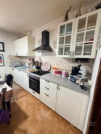Cucina completa con credenze tavolo e sedie