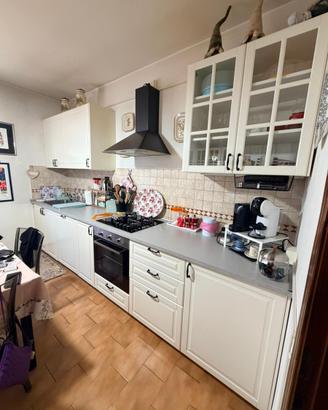 Cucina completa con credenze tavolo e sedie