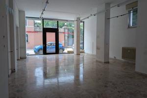 Locale commerciale vetrinato in zona centrale