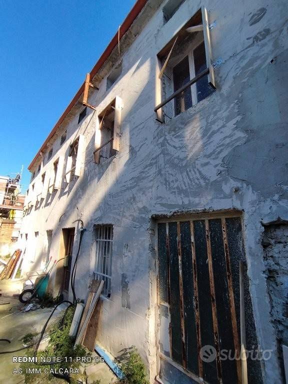 Palazzo / Stabile di 225 m² con più di 5 locali a