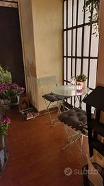 Tavolino da giardino e sedie pieghevoli in metallo