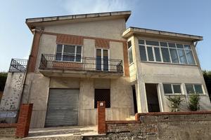 Luminosa e ampia villa indipendente