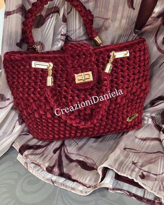 ✨Borsa artigianale in velluto con dettagli dorati✨