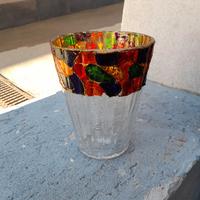 Elegante vaso in vetro trasparente con decorazione