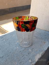 Elegante vaso in vetro trasparente con decorazione