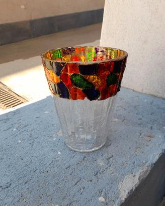 Elegante vaso in vetro trasparente con decorazione