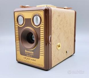 Fotocamera del 1957 Kodak Brownie Six 20 Model F