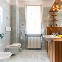 porzione di bifamiliare con pannelli solari