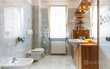 porzione di bifamiliare con pannelli solari