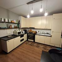 cucina con elettrodomestici