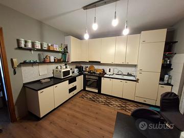 cucina con elettrodomestici