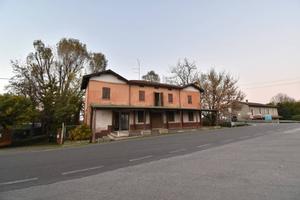 Palazzo / Stabile di 512 m² con più di 5 locali a 