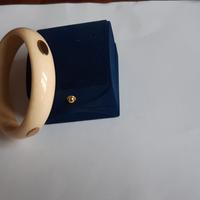 Bracciale con inserti in oro.
