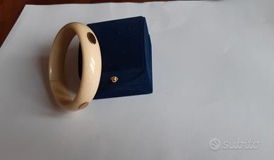 Bracciale con inserti in oro.