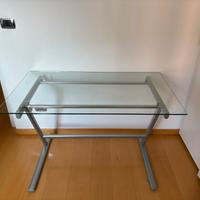 Scrivania con piano in vetro e struttura in metall