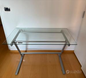Scrivania con piano in vetro e struttura in metall