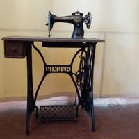Macchina da cucire con piedistallo