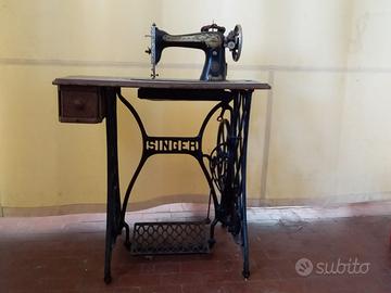Macchina da cucire con piedistallo
