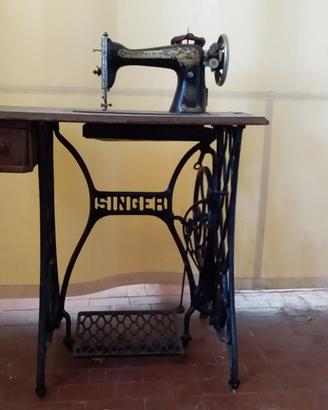 Macchina da cucire con piedistallo