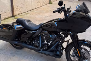 HARELY DAVIDSON ROAD GLIDE ST