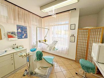 Ufficio versatile con magazzino in posizione centr