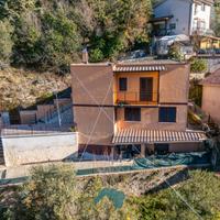 Villino con corte esterna e vista panoramica