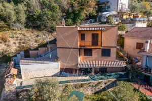 Villino con corte esterna e vista panoramica