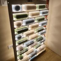 pannello a parete luminoso con cuscini in visone