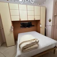 Cameretta a cassettone panna e legno chiaro