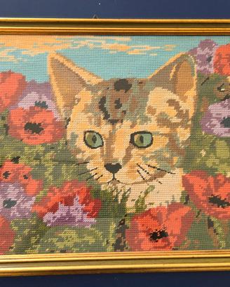 Ricamo artigianale con gatto e fiori