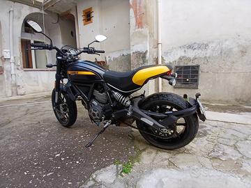 Moto ducati scrambler 800