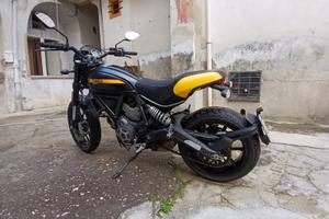 Moto ducati scrambler 800