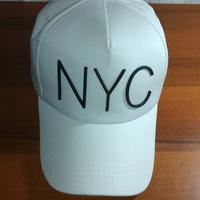 Cappello bianco con visiera e scritta
