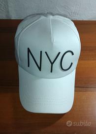 Cappello bianco con visiera e scritta