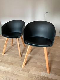 Coppia di sedie design nere con gambe in legno