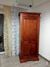 Armadio in legno massello noce