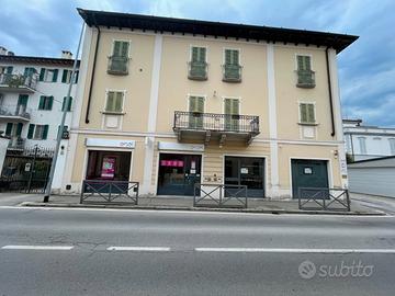 Ampio negozio di due vetrine fronte strada