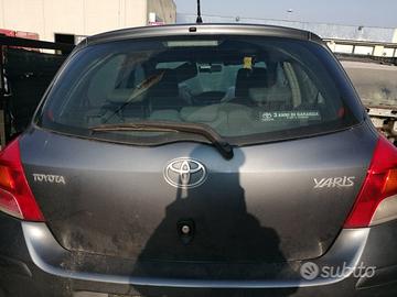 Portellone posteriore baule Toyota yaris