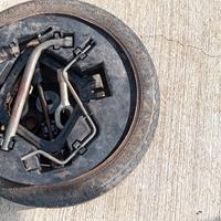 Ruotino di scorta con attrezzi