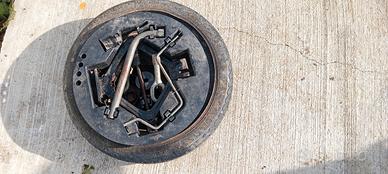 Ruotino di scorta con attrezzi