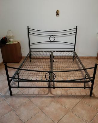 Letto matrimoniale classico 180x200 cm.