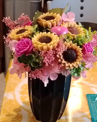 vaso con fiori di cera vegetale profumata 