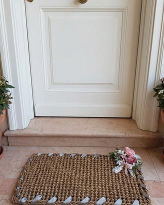 Zerbino in corda artigianale con decorazioni flore