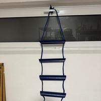 Scale morbide barca blu