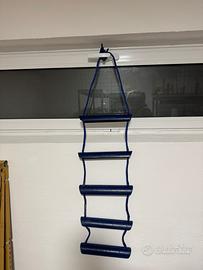 Scale morbide barca blu